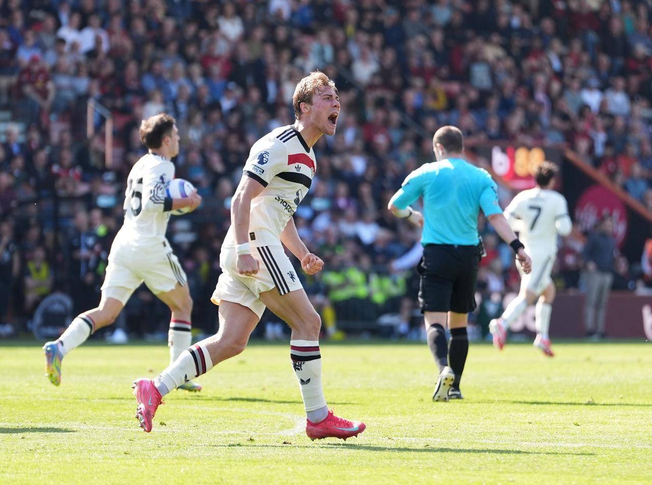 九游娱乐-德布劳内意外战胜曼联，重要助攻引爆全场！观众掌声雷动-九游娱乐