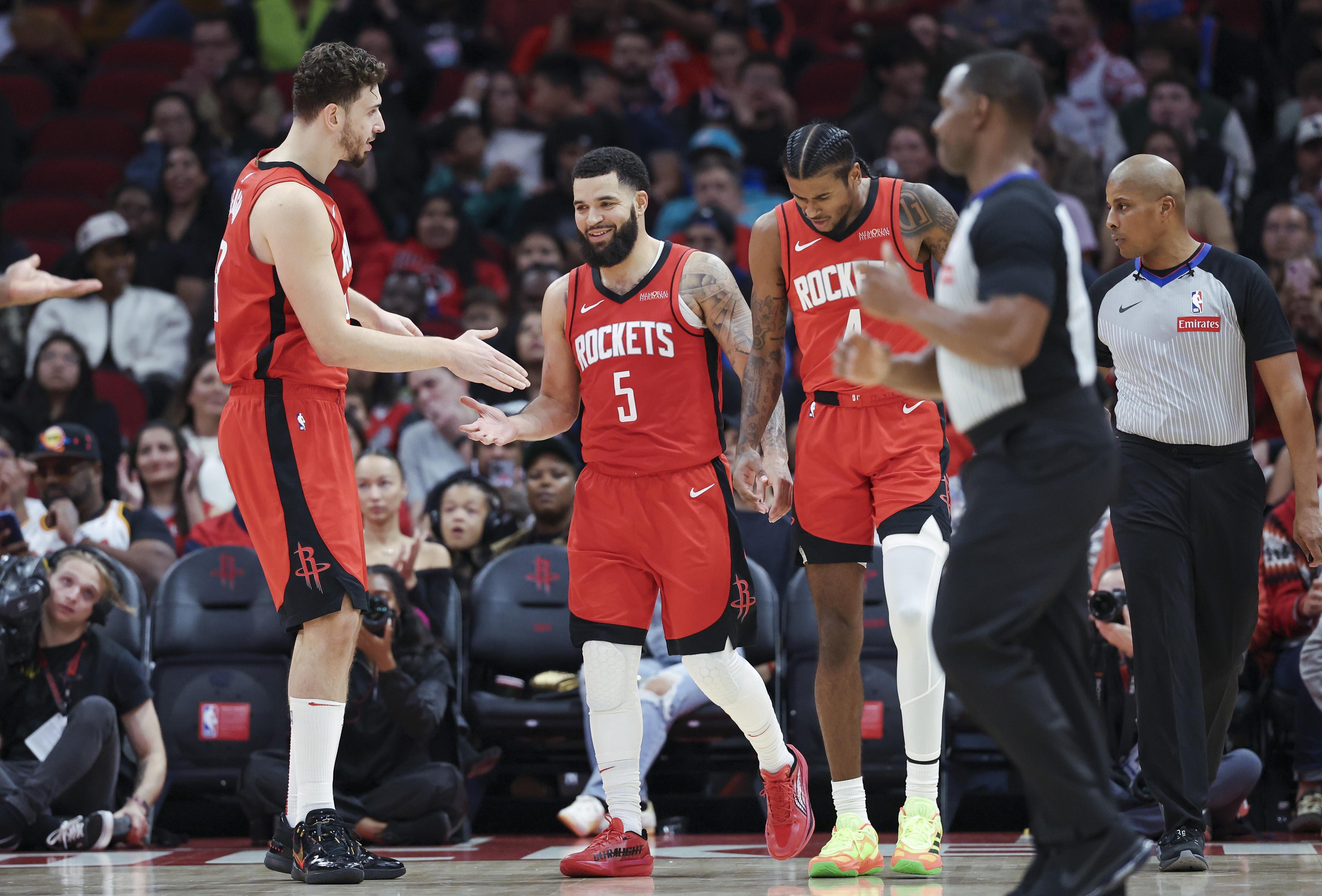 今晨NBA常规赛传出新动向，新疆广汇官宣签约，管理层表态：球迷炸锅，更衣室氛围转暖的简单介绍